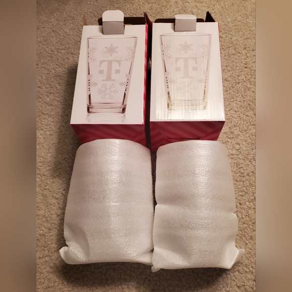 NEW T-Mobile Set of 2 Holiday Snowflake Winter Scene Pint Glass Tumblers NIB - Picture 9 of 16